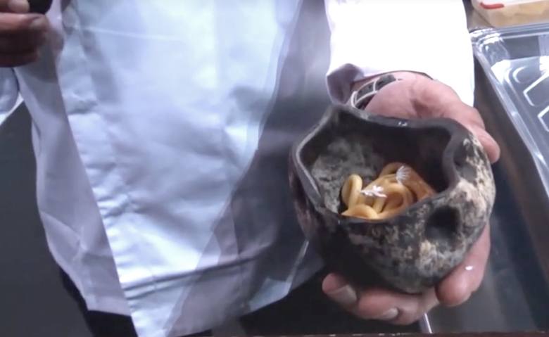 Noodles de papa negra con caldo de choco, de Juan Carlos Padrón