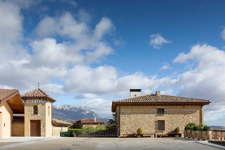 Vista de Bodegas Ostatu en Rioja Alavesa, desde siempre con nosotros en Vinófilos Canarias